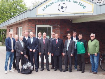 Beim Vereinsdialog auf der Sportanlage des FC Hagen/Uthlede von links:. Christoph Beismann, Norbert Rathjen, Hans-Günther Kuers, Claas Tietjen, Marco Vehrenkamp, Joshua von Glahn, Walter Kopf, Heinrich Ohlmeier, Heiko Wiehn, Steffen Heyerhorst, Heinrich Berndt, Wilfried Roes und Dietmar Höveler. (Foto: R. Kramer)