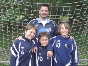 Beckedorfs Trainer und seine Nachwuchstalente im Mai 2009: Volker Janssen mit Lars Janssen, Nick Peters und dem heutigen Bornreiher Jacob Geber (von links).